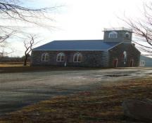 Cette image montre l'église anglicane de St. Paul, vue vers l'est de la route 776. La salle paroissiale se trouve à côté de l'église.; Grand Manan Historical Society