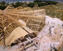 Les formes pour le toit de béton lors de la construction de l’église en 1963.; Private collection