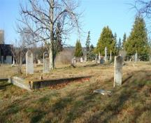 L'ancien cimetière de North Head a des bas murs de ciment afin de niveler certaines parcelles familiales. La plupart du cimetière est au niveau avec des sentiers partout.; Grand Manan Historical Society