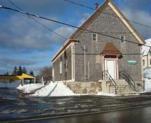 Cette image montre la salle de spectacles de North Head à l'hiver 2010. Le marché fermier est à gauche et la salle paroissiale de l'église anglicane de l'Ascension est sur la colline en arrière de la salle de spectacles.; Grand Manan Historical Society, 2010