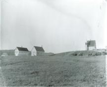 La salle de spectales de North Head est au centre de cette photo avec l'école North Head à gauche et l'église anglicane de l'Ascension sur la colline à droite. ; Grand Manan Archives photo collection P8-309