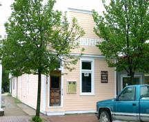 Vue de la façade principale - de l'est du bâtiment du Courier Publishing Company, Crystal City, 2005; Historic Resources Branch, Manitoba Culture, Heritage and Tourism, 2005