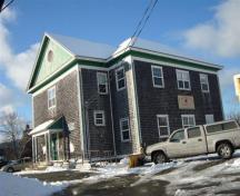 Image contemporaine de l'école North Head. Elle continue de servir la communauté en tant que Grand Manan Business Centre où des locaux à bureaux  sont disponibles à louer. ; Grand Manan Historical Society