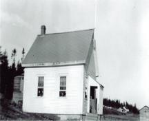 Image de l'école Deep Cove prise vers 1943 avec des élèves aux fenêtres. ; Grand Manan Archives P8 photo collection
