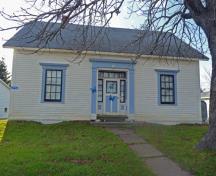 This image shows the typical Cape Cod house, easy to heat and inexpennsive to build and maintain ; Village of Hillsborough