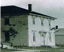 Cette image de la salle forestière fut prise vers 1898 suite à la construction de l'église unie Trinity à ses côtés. La salle existait bien avant cette date.; Doris E. Kennedy