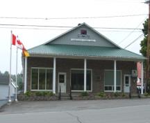 Image de l'extérieur de l'entrée principale de l'hôtel de ville de Hartland, prise en 2009; Doris E. Kennedy