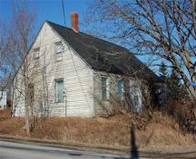 La maison Polkinhorn est située face au sud et a une vue sur le secteur riverain. La maison est très proche de la rue.; Grand Manan Historical Society, 2010