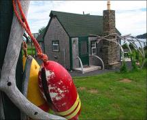 Cette image montre l'un des chalets à Whale Cove dans son cadre paisible. ; Linda L'Aventure