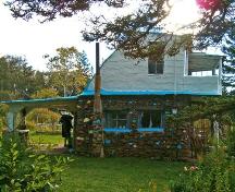 Side elevation showing portico and second storey balcony facing the Bay of Fundy, Blue Cottage, Hall's Harbour, NS, 2005.; Heritage Division, NS Dept. of Tourism, Culture and Heritage, 2005.