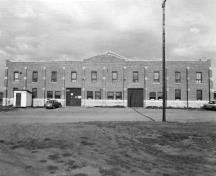 Rear view of the Armoury, showing the regular placement of the windows, 1987.; Department of National Defence / ministère de la Défense nationale, 1987.