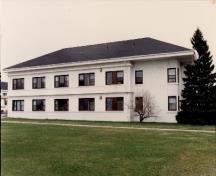 Vue des casernes Vimy (B6), qui montre son échelle imposante et l’emploi de la pierre et du stuc, 1993.; Ministère de la Défense nationale / Department of National Defence, 1993.