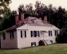Vue de l'arrière de la maison Inverarden, qui montre la façade est où l'on peut apercevoir la symétrie formelle et les détails d’inspiration classique, 1994.; Parks Canada Agency/ Agence Parcs Canada, 1994.