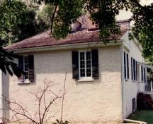 Vue de la façade est de la maison Inverarden, qui montre la disposition des fenêtres à carreaux multiples, un important élément des villas pittoresques, 1994.; Parks Canada Agency / Agency Parcs Canada, 1994.