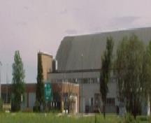 Vue générale du Hangar 10, qui montre l’apparence fonctionnelle de l’extérieur avec ses lignes épurées et sa décoration minimale, 2003.; Department of National Defence / Ministère de la Défense nationale, 2003.