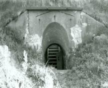 Vue latérale de la batterie inférieure, montrant l'entrée de l'ouest, 1993.; Heritage Recording Services Section, 1993. / Section des services des relevés des richesses du patrimoine, 1993.