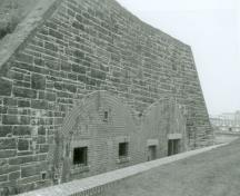 Vue générale d'une façade de l'édifice.; Agence Parcs Canada/ Parks Canada Agency, Rhona Goodspeed.