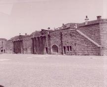 Photo prise de l'extérieur; (Rhona Goodspeed, 1995.)