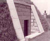 Vue de l'entrée au Magasin de batterie nord, 1995.; Agence Parcs Canada, Parks Canada Agency, Rhona Goodspeed, 1995.