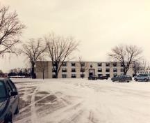 View of the Officer's Quarters, showing the building's name sign in black metal lettering, 1994.; Department of National Defence / Ministère de la Défense nationale, 1994.