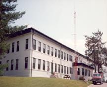 Rear view of Building O-102, showing the wrap-around continuity of the window surrounds, 1992.; Department of National Defence / Ministère de la Défense nationale, 1992.
