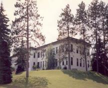 Corner view of Building O-102, showing the hybrid modernistic style, 1992.; Department of National Defence / Ministère de la Défense nationale, 1992.