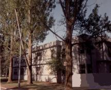 Side elevation of Building O-109 (NCO Building), CFB Borden, 1992.; Department of National Defence / Ministère de la Défense nationale, 1992.