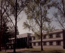 View of the main entrance to Building O-109 (NCO Building), showing the symmetrical plan and horizontally emphasized massing of the building, 1992.; Department of National Defence / Ministère de la Défense nationale, 1992.