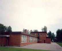 Corner view of Building P-148 (School), showing the rectilinear arrangements of the floor plan, 1992.; Department of National Defence / Ministère de la Défense nationale, 1992.