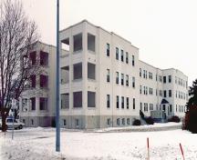 General view of Building 21, showing the simple, classical, rectilinear plan and massing that consists of a central pavilion block and four attached regular pavilion wings at each corner, 1994.; Department of National Defence / Ministère de la Défense nationale, 1994.
