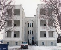 Exterior view of Building 21, showing its flat roof, clean lines and painted-white stucco finishes, 1994.; Department of National Defence / Ministère de la Défense nationale, 1994.
