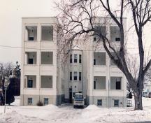 Exterior view of Building 21, showing its flat roof, clean lines and painted-white stucco finishes, 1994.; Department of National Defence / Ministère de la Défense nationale, 1994.