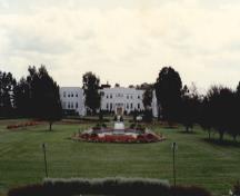View of the front entrance of the Officers' Mess, showing the simple symmetry and pronounced horizontality of the building’s façade, 1994.; Department of National Defence / Ministère de la Défense nationale, 1994.