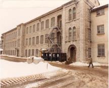 Vue de l'atelier est, qui montre la haute qualité de la maçonnerie, 1989.; Travaux publics Canada / Public Works Canada, 1989.