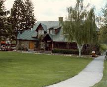 General view of the Information Centre, showing the shingled roof, 1988.; Photo courtesy of Mark Kolasinski, Jasper National Park of Canada / Parc national du Canada Jasper, 1988.
