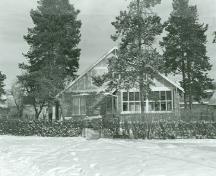 Vue arrière de la maison Jackman, qui montre les murs, recouverts de pierre des champs jusqu’à hauteur des avant-toits, 1988.; Jasper National Park of Canada / Parc national du Canada Jasper, Zd Gregor, 1988.
