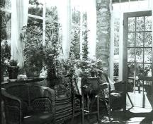 Vue de l'intérieur de la maison Jackman, qui montre le solarium de l'intérieur, 1988.; Jasper National Park of Canada / Parc national du Canada Jasper, 1988.