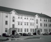 Photo Prise de l'extérieur; (Environment Canada, Canadian Parks Service, Architectural History Branch, J. Adell, 1989.)