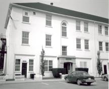 Photo prise de l'extérieur; (Environment Canada, Canadian Parks Service, Architectural History Branch, J. Adell, 1989.)