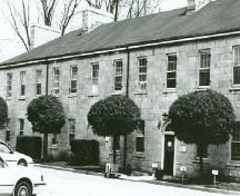Vue de l'édifice LaSalle, montrant la façade principale pourvue d’un revêtement lisse de pierre calcaire posée en appareils réguliers, 1989.; (Department of National Defence/ ministère de la Défense nationale, 1989.)