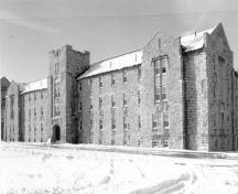 Photo prise de l'extérieur; DND, KNB-89-355-8, N0.027, 1990