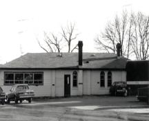 Vue de la façade du bâtiment, 1988; Parks Canada Agency/Agence Parcs Canada, 1988.