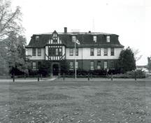 Photo prise de l'extérieur; (Kate MacFarlane, Architectural History Branch, Heritage Railway Stations Division, 1987.)