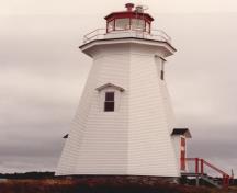 Vue en angle du phare, qui montre l’ornementation sobre du bâtiment, 1989.; Transport Canada / Transports Canada, 1989.