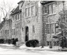 Vue de la façade de Stone Gables, 1988.; Parks Canada Agency / Agence Parcs Canada, 1988.