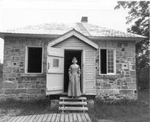 Façade de la résidence fortifiée du maître-éclusier de Jones Falls, qui montre la volumétrie compacte et simple, sur un niveau, 1989.; Parks Canada Agency / Agence Parcs Canada, 1989.