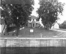 Photo prise de l'extérieur; CIHB/IBHC, Parcs Canada/Parks Canada, 1989