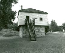 Vue générale du blockhaus, qui montre sa conception simple et les matériaux employés, 1989.; Department of Public Works / Ministère des Travaux publics, 1989.