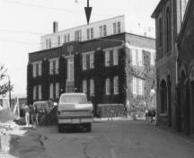 Édifice fédéral du patrimoine reconnu Bureau principal, bâtiment D70; (Ian Doull, AHB, Parks, 1989.)