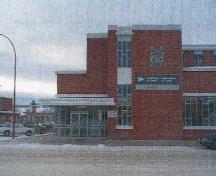Vue de l'Édifice fédéral de Dawson Creek, qui montre l'entrée principale, 1999.; Parks Canada Agency / Agence Parcs Canada, 1999.
